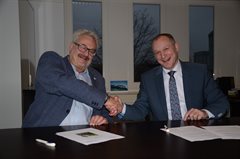 Wethouder Hans Marchal (re) en hoogheemraad Guus Beugelink ondertekenen de overeenkomst