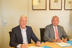 Marcel Lefferts (l) en Patrick Poelmann ondertekenen het contract_1