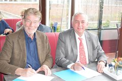 Dijkgraaf Gerard Doornbos (Hoogheemraadschap van Rijnland) en dijkgraaf Patrick Poelmann (Hoogheemraadschap De Stichtse Rijnlanden) ondertekenen samen het waterakkoord
