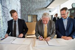 De heren Laan, Poelmann en Van de Pol (vlnr) ondertekeninen het contract contract