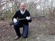 Hoogheemraad Huub van der Maat met het gevonden jachtgeweer
