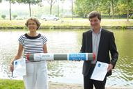 Hoogheemraad Els van der Vorm en wethouder Pieter de Groene met het getekende afvalwaterakkoord