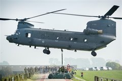 Chinook-helicopter boven de Lekdijk in Schalkwijk