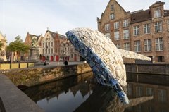 Plastic walvis in Brugge